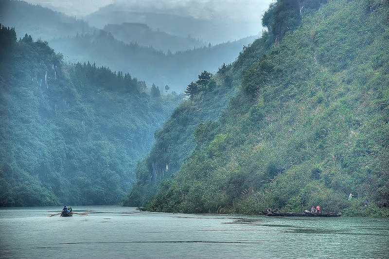 Cruising through the spectacular scenery of the Three Gorges