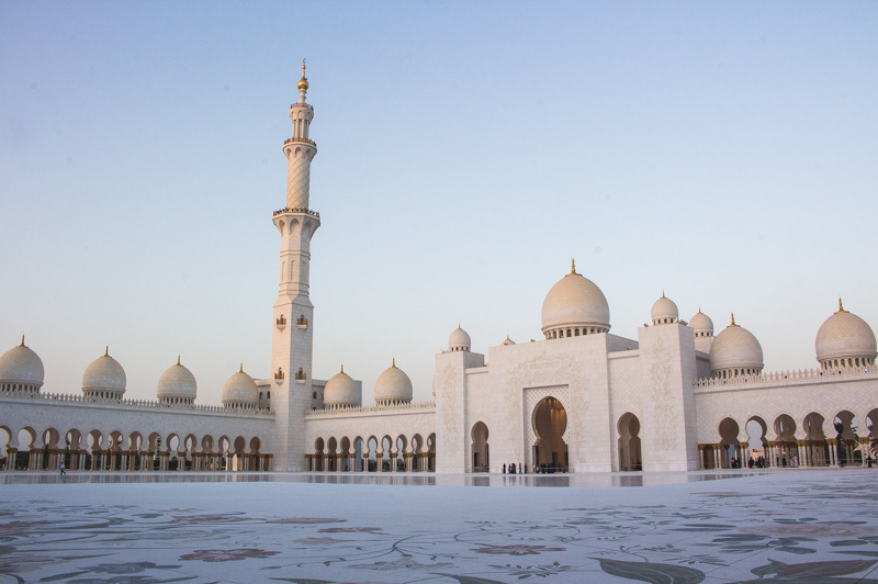 Sheikh Zayed Grand Mosque photographed by James Taylor (Instagram - @jimmytayles)