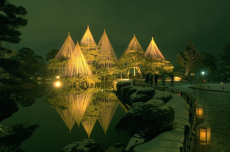 Kenrokuen Gardens at night