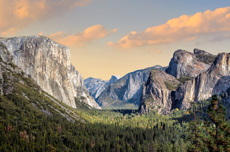 Explore the beautiful view of Yosemite National Park virtually.      