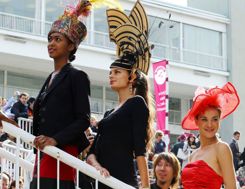 Elegant fashionistas in hats on race day