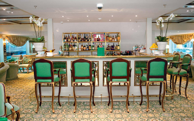 The bar in the luxurious Salon du Grand Trianon. Image: Uniworld